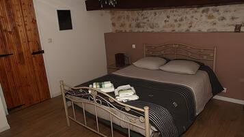 Tabla de planchar con plancha, wifi, ropa de cama