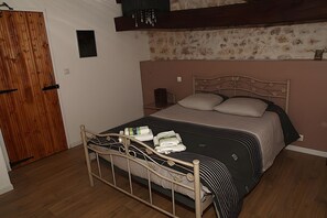 Tabla de planchar con plancha, wifi, ropa de cama