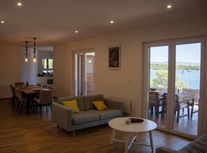 Nhà (Three Bedroom Holiday Home With Balco) | Phòng ăn
