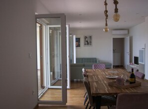 House (Three Bedroom Holiday Home With Balco) | Dining room - Casa Bel Mare (Jelsa)