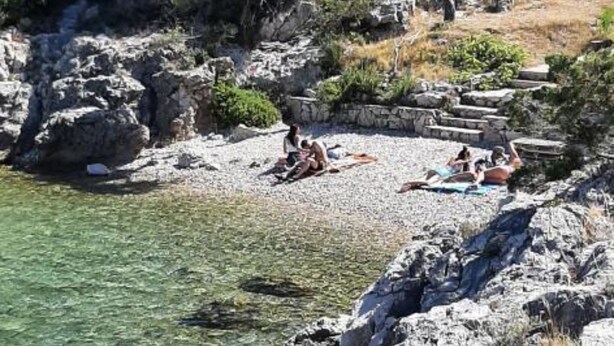 A rocky beach with clear water, a stone staircase, and some greenery. - Casa Bel Mare (Jelsa)