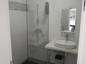 Apartment (Apartment Ilica - Studio Apartment) | Bathroom | Shower, towels - Apartment Ilica (Zagreb)