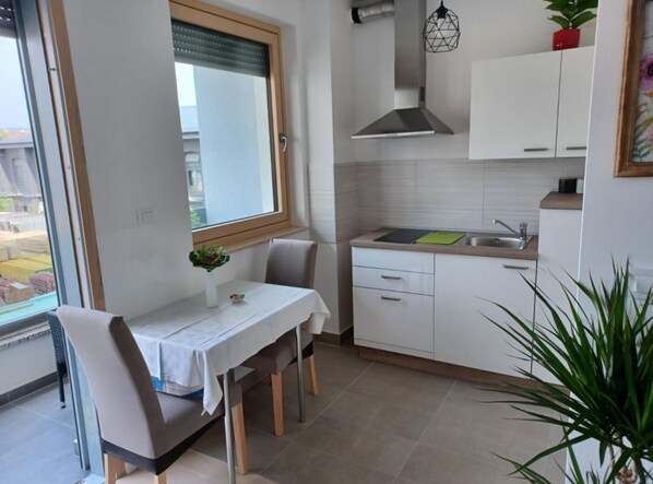 Huoneisto (Apartment Ilica - Studio Apartment) | Yksityinen keittiö | Jääkaappi