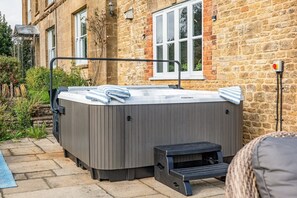 Terrace/patio - Spacious Home, Hot Tub, Gym, Games Room & Garden (Hardington Mandeville)