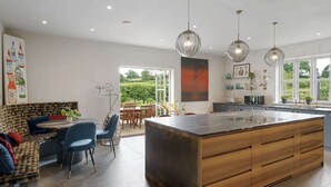 Interior - Spacious Home, Hot Tub, Gym, Games Room & Garden (Hardington Mandeville)
