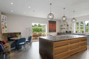 Interior - Spacious Home, Hot Tub, Gym, Games Room & Garden (Hardington Mandeville)