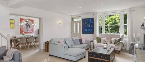 Fernseher, Kamin, Tischfußball, Stereoanlage