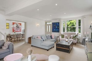 TV, fireplace, table football, stereo - Spacious Home, Hot Tub, Gym, Games Room & Garden (Hardington Mandeville)