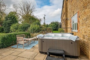 Terrace/patio - Spacious Home, Hot Tub, Gym, Games Room & Garden (Hardington Mandeville)