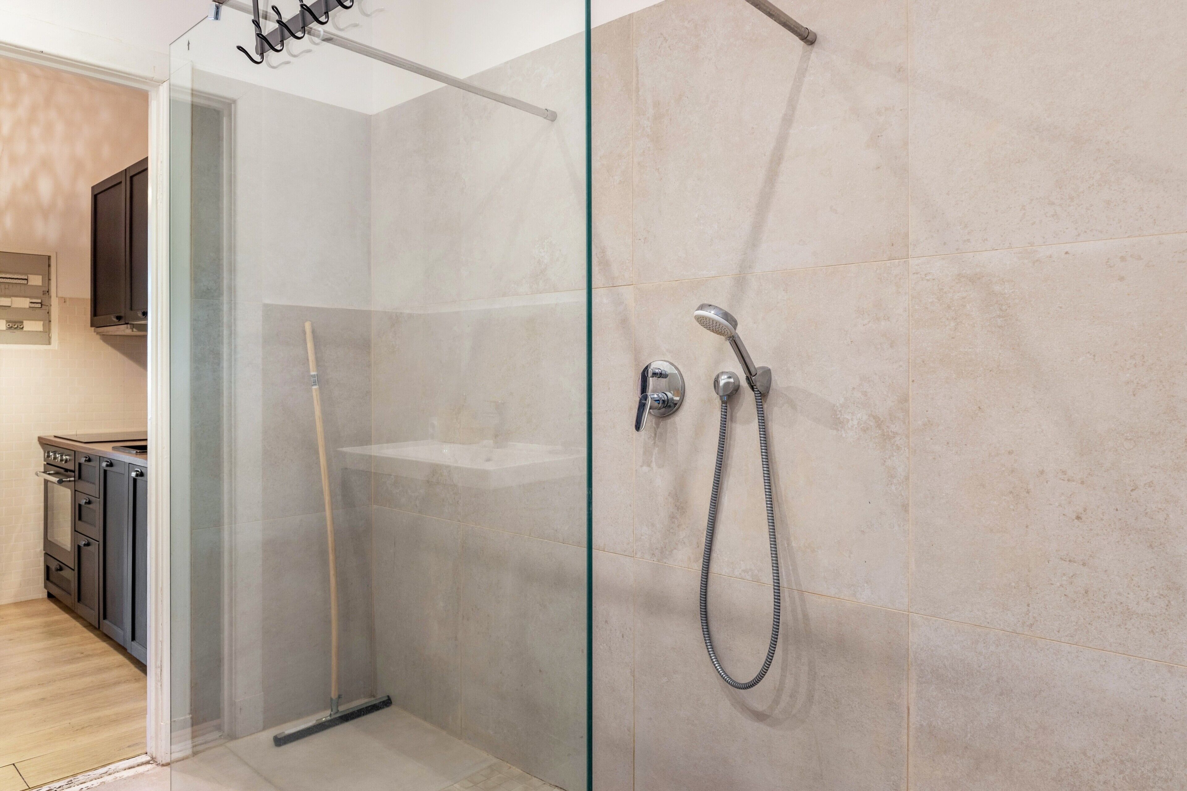Douche, sèche-cheveux, serviettes fournies