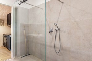 Shower, hair dryer, towels - Cozy Apartment in Berlin-Wedding (Berlin)