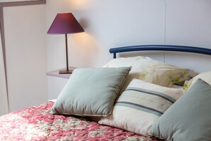 WiFi, bed sheets