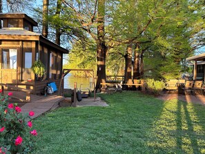 Property grounds - Tranquility Base II: Lakeside Get a Way on Reelfoot Lake ! Sleeps 4-6 (Hornbeak)