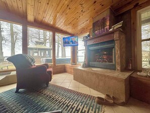 Interior - Tranquility Base II: Lakeside Get a Way on Reelfoot Lake ! Sleeps 4-6 (Hornbeak)