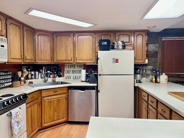 Private kitchen - Tranquility Base II: Lakeside Get a Way on Reelfoot Lake ! Sleeps 4-6 (Hornbeak)