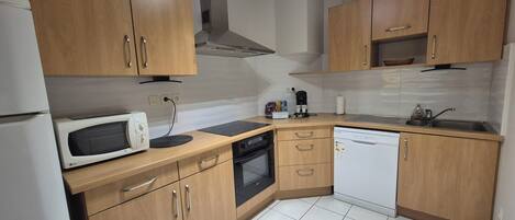 Micro-ondes, four, plaque de cuisson, lave-vaisselle