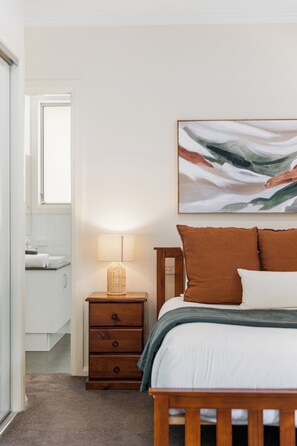 مكواة/لوح كي وسرير سفر وواي فاي وملاءات أسرّة