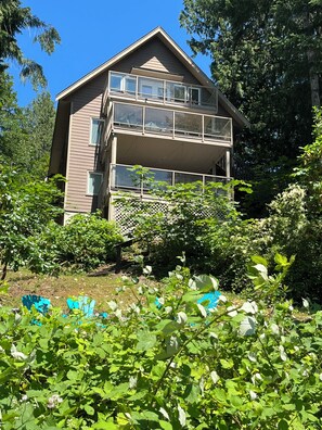 Exterior - Lakefront house with private dock (Lake Cowichan)