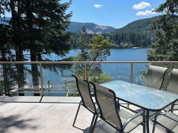 Outdoor dining - Lakefront house with private dock (Lake Cowichan)