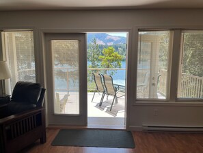 Interior - Lakefront house with private dock (Lake Cowichan)