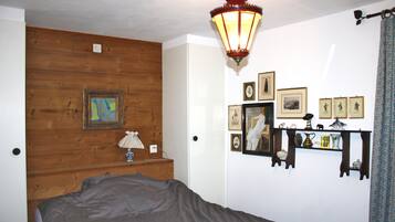 Strykejern/-brett, internettilgang og sengetøy