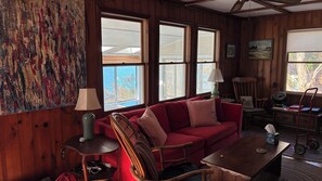 TV, fireplace - Cozy waterfront Shelter Island house with panoramic views. Pet-friendly! (Shelter Island)