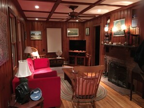 TV, fireplace - Cozy waterfront Shelter Island house with panoramic views. Pet-friendly! (Shelter Island)
