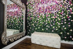 Spa - Queen's Landing Luxe New Glam Home in Dallas! (Dallas)