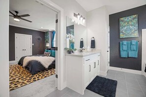 4 bedrooms, iron/ironing board, WiFi, bed sheets - Queen's Landing Luxe New Glam Home in Dallas! (Dallas)