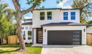Exterior - Queen's Landing Luxe New Glam Home in Dallas! (Dallas)