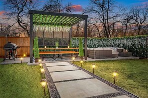Outdoor dining - Queen's Landing Luxe New Glam Home in Dallas! (Dallas)