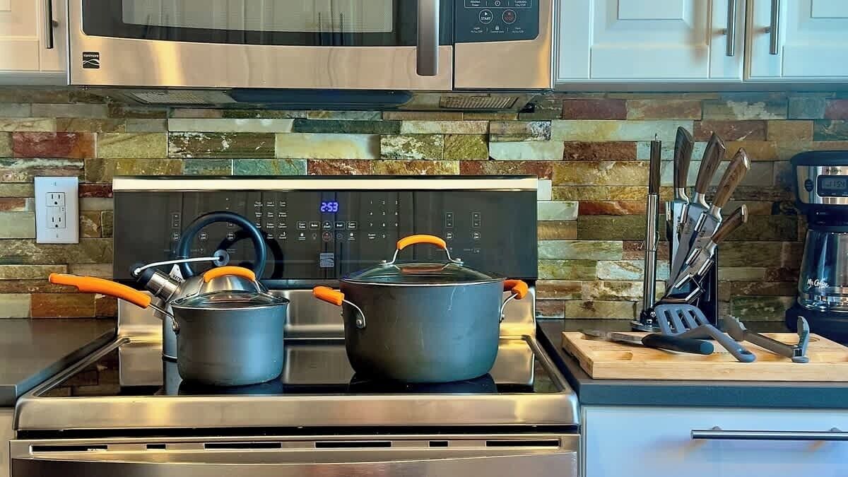 Een koelkast, een magnetron, een oven, een kookplaat