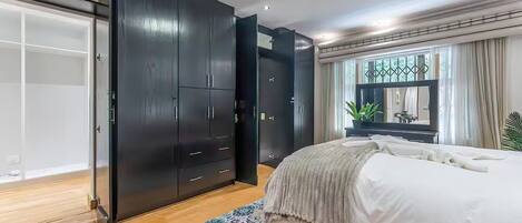 2 sovrum, skrivbord, strykjärn/strykbräda och resesäng