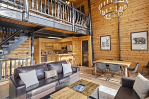 Smart TV, fireplace - Smokies View - Mountain Views, Hot Tub, Prime location - Gatlinburg, Ober, GSMNP (Gatlinburg)