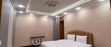 Deluxe-Doppelzimmer, Bergblick | Schallisolierte Zimmer, Bügeleisen/Bügelbrett, kostenloses WLAN