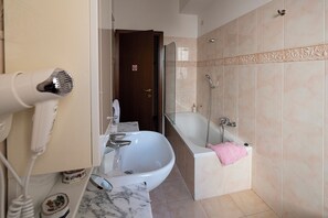 Haartrockner, Bidet, Handtücher, Seife