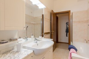 Haartrockner, Bidet, Handtücher, Seife