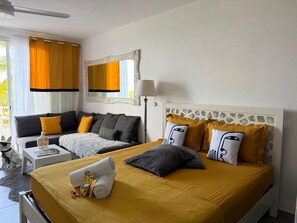 Desk, iron/ironing board, free WiFi, bed sheets - Charming studio with the beach at your feet & pool access (Marigot)