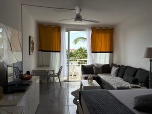 Living area - Charming studio with the beach at your feet & pool access (Marigot)