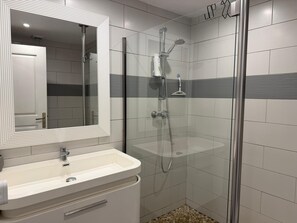 Serviettes fournies, savon, papier de toilette