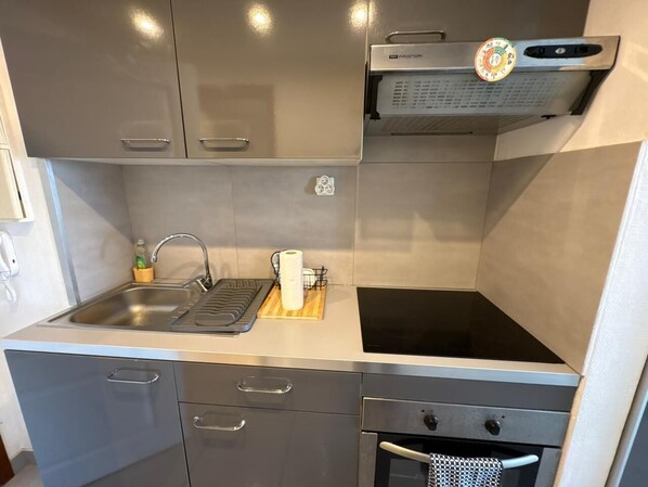 Fridge, microwave, oven, stovetop - Charming studio with the beach at your feet & pool access (Marigot)