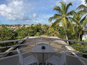 Outdoor dining - Charming studio with the beach at your feet & pool access (Marigot)