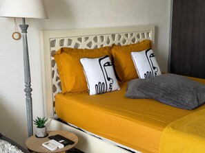 Desk, iron/ironing board, free WiFi, bed sheets - Charming studio with the beach at your feet & pool access (Marigot)