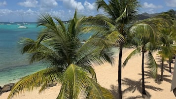 Beach nearby, sun loungers, beach towels