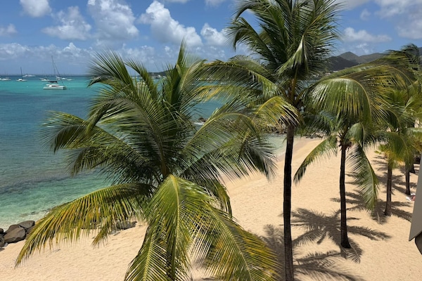 In Strandnähe, Liegestühle, Strandtücher