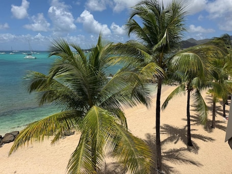 Beach nearby, sun-loungers, beach towels. Charming studio with the beach at your feet & pool access