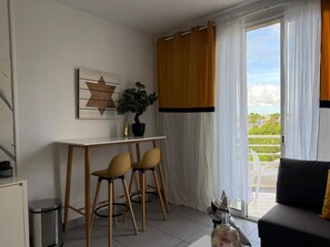 Smart TV - Charming studio with the beach at your feet & pool access (Marigot)