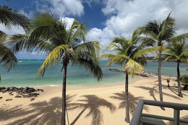 Beach nearby, sun loungers, beach towels