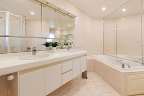 Shower, free toiletries, hair dryer, towels - Villa La Loreley 12 pers private pool & sea view (Les Adrets-de-l'Estérel)