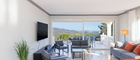 TV, fireplace, table tennis